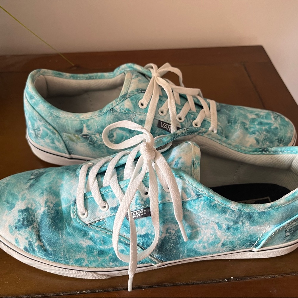 Vans women’s 9. Small stain. Good used condition.